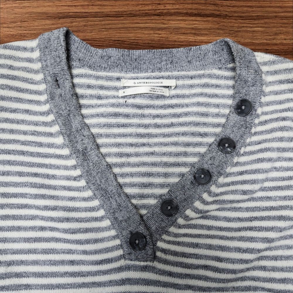 Anthropologie Gray and White Striped V-neck Sweater. Sz. S - Picture 6 of 10